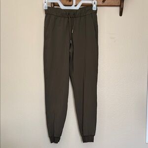 Lululemon On The Fly Jogger in Dark Olive Size 4